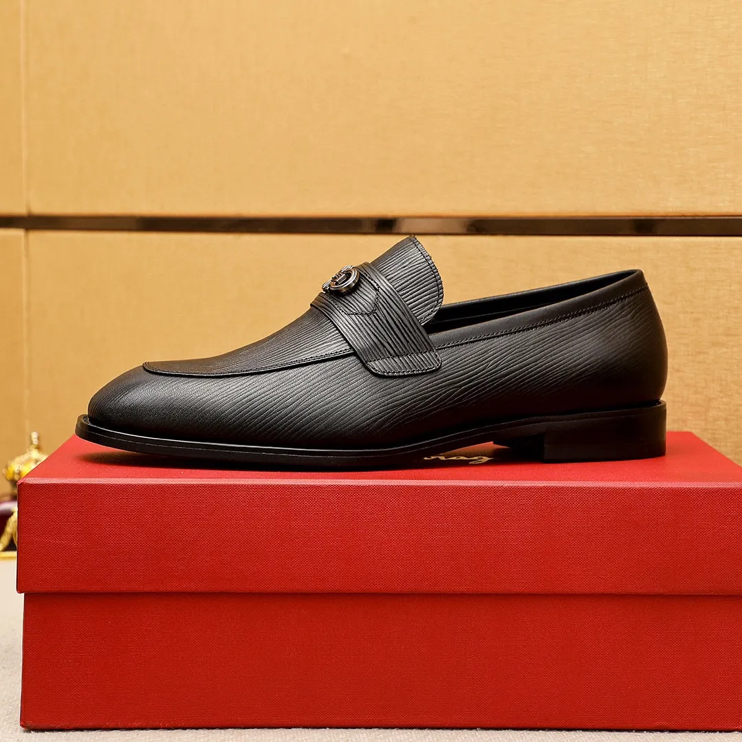 Men's shoes 💰480 💐 Product trademark: Ferragamo "Ferragamo" casual leather shoes Regular size: 38-44 (45.46🉑️customized) Product materials: Selected imported first-layer cowhide embossed upper + luxury hardware buckle, imported water-dyed cowhide leather lining. Strong three-dimensional visual effect, original rubber outsole Color: 1⃣️color optional